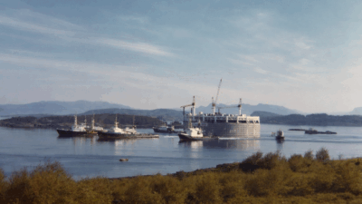 Bilde av Ekofisktanken mens den slepes forbi Mjøsnes på Finnøy, sommeren 1973