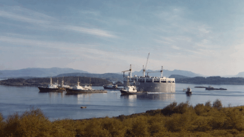 Bilde av Ekofisktanken mens den slepes forbi Mjøsnes på Finnøy, sommeren 1973